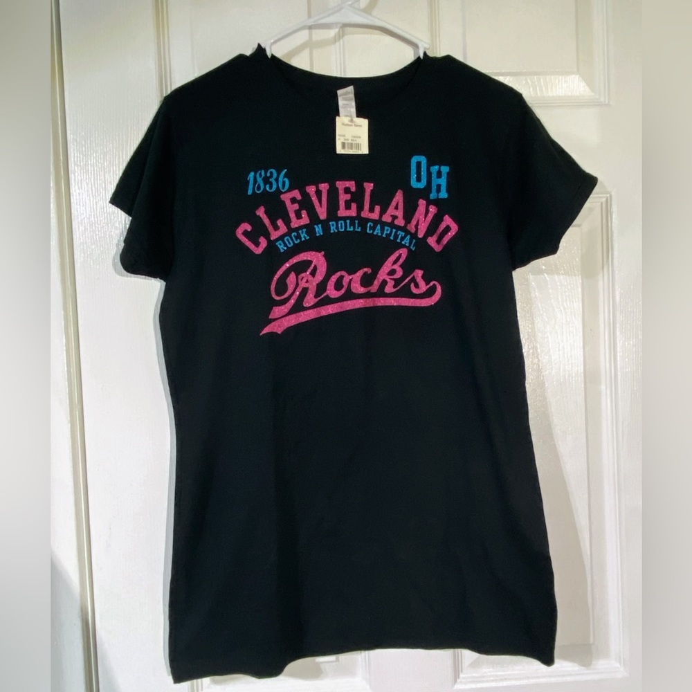 Gildan Soft Style Cleveland Ohio Black Graphic Tee Size  XL New with tag.